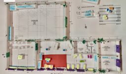 maquette en carton plume représentant des ateliers pédagogiques dans un établissement scolaire