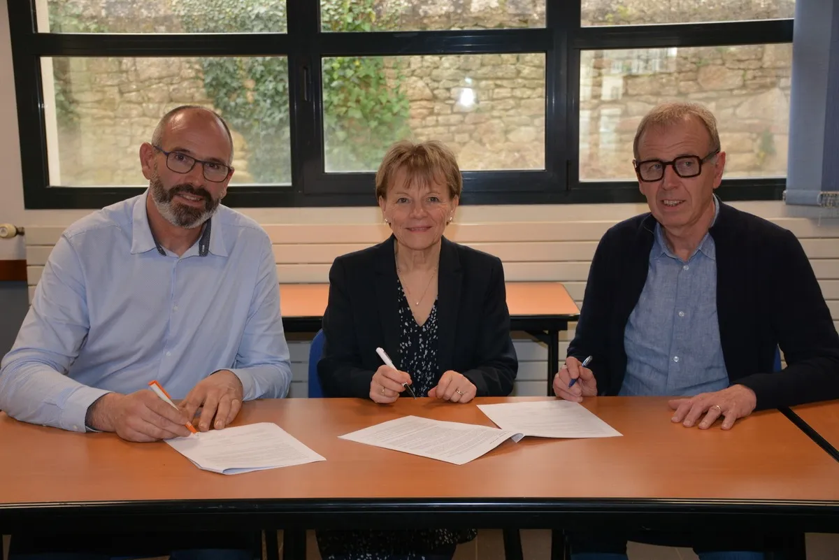 Trois personnes signent un partenariat - Illustration Un projet pour optimiser le foncier et mieux transmettre