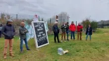 Les manifestants avec des pancartes et des drapeaux