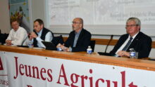 Les intervenants assis à la tribune