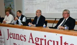 Les intervenants assis à la tribune