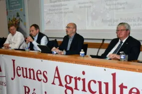 Les intervenants assis à la tribune