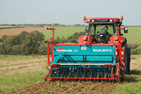 Un tracteur au travail dans un champ