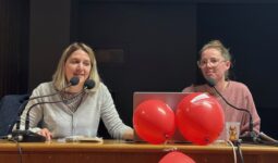 Deux femmes à la tribune d'une réunion