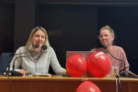 Deux femmes à la tribune d'une réunion