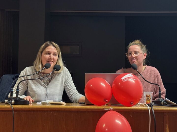 Deux femmes à la tribune d'une réunion