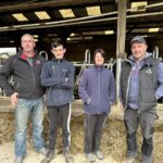 éleveurs devant stabulation