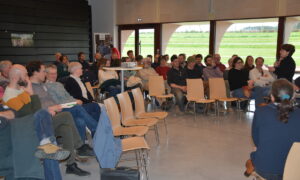 Assemblée de personnes dans une salle