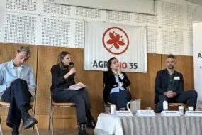 Des intervenants à une tribune Agribio 35