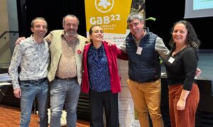 Trois hommes et deux femmes