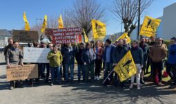 Un groupe de personnes avec des drapeaux jaunes du syndicat Confédération Paysanne