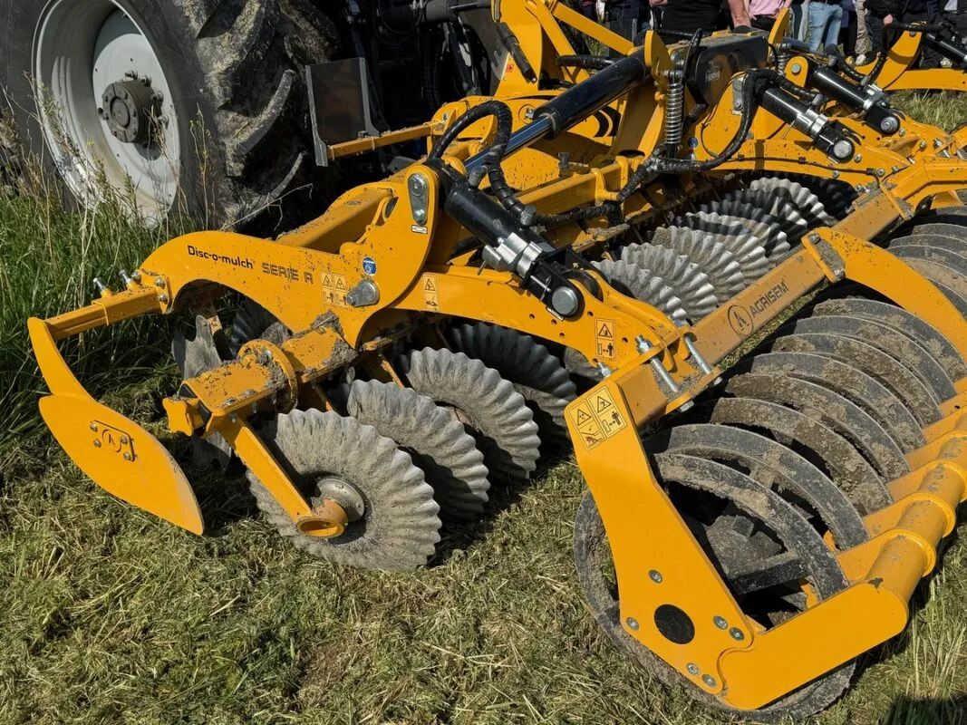 L'outil à disques gaufrés d'Agrisem
demande de la vitesse pour couper le couvert.