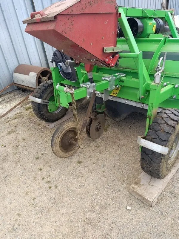 Le semoir a été monté sur un broyeur à fanes.