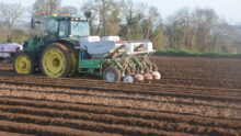 Planteuse de pomme de terre dans un champ