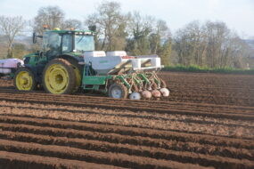 Planteuse de pomme de terre dans un champ