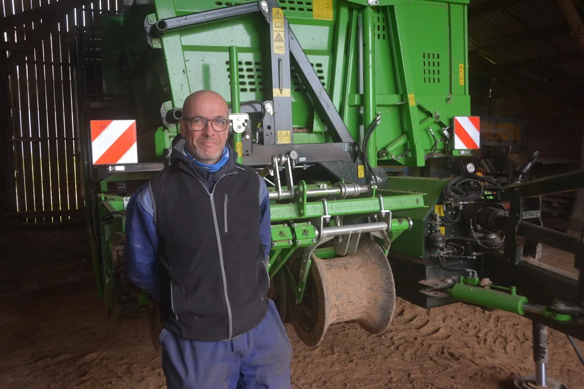 David Chopin devant une planteuse à pomme de terre - Illustration Fraiser et planter en un seul passage