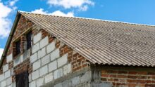 La couverture d'un bâtiment en amiante