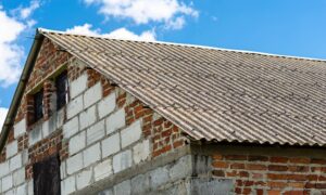 La couverture d'un bâtiment en amiante