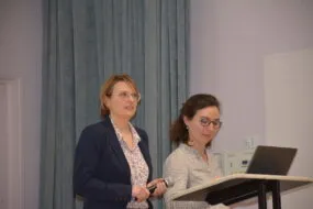 Deux femmes à une tribune