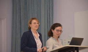 Deux femmes à une tribune