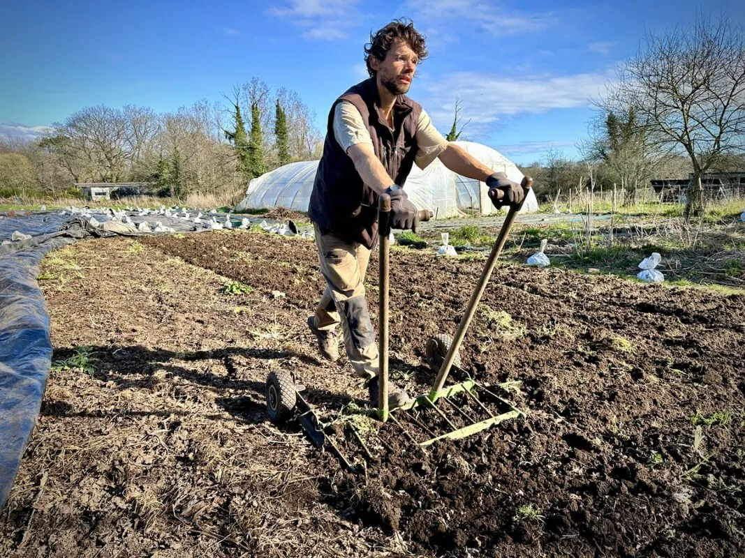 La campagnole permet de travailler tout en préservant son dos.