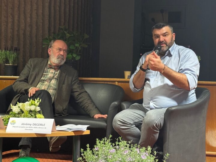 Deux hommes assis lors d'une table ronde.