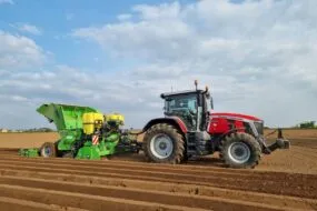 Tracteur avec une planteuse dans un champ