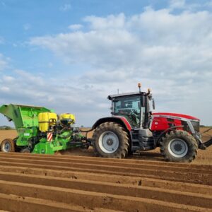 Tracteur avec une planteuse dans un champ