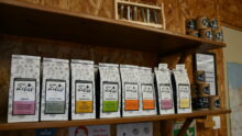 Les sachets d'infusions et les aromates sur des étagères