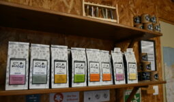 Les sachets d'infusions et les aromates sur des étagères