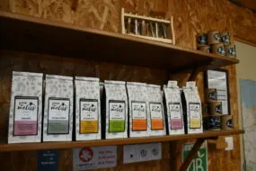 Les sachets d'infusions et les aromates sur des étagères