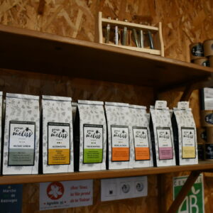Les sachets d'infusions et les aromates sur des étagères