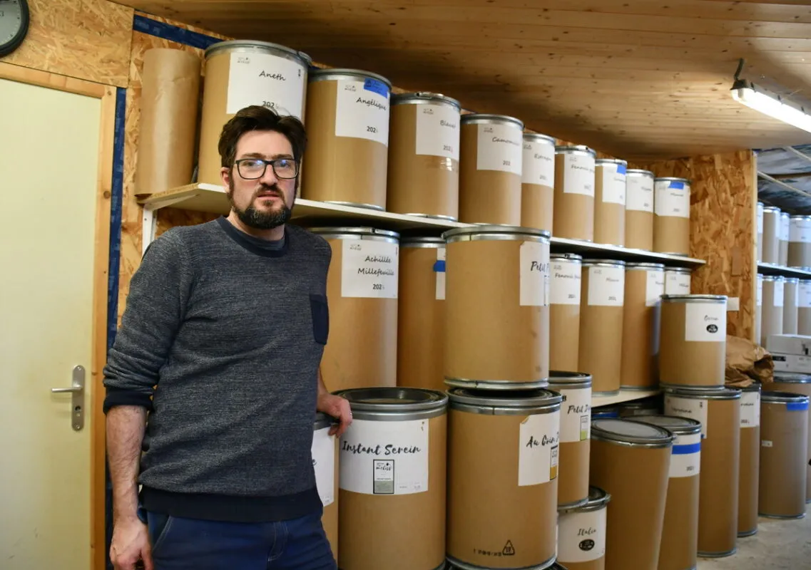 le producteur devant les stocks