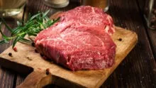 viande bovine persillée sur un plateau en bois