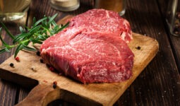 viande bovine persillée sur un plateau en bois