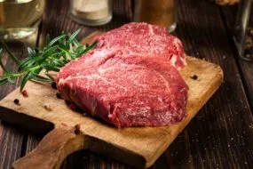 viande bovine persillée sur un plateau en bois