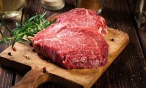 viande bovine persillée sur un plateau en bois