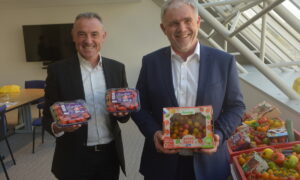 Thierry Gallou et Pierre-Yves Jestin avec des tomates dans les mains