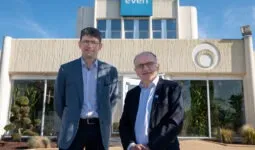 Jean-Michel Gac et Christian Griner devant les locaux d'Even