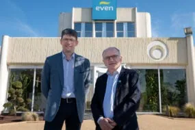 Jean-Michel Gac et Christian Griner devant les locaux d'Even