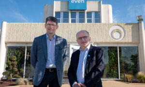 Jean-Michel Gac et Christian Griner devant les locaux d'Even