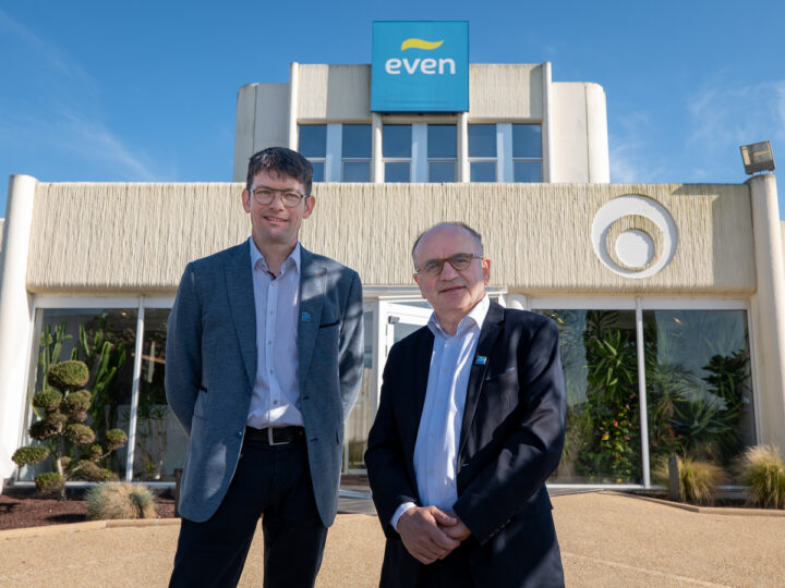 Jean-Michel Gac et Christian Griner devant les locaux d'Even
