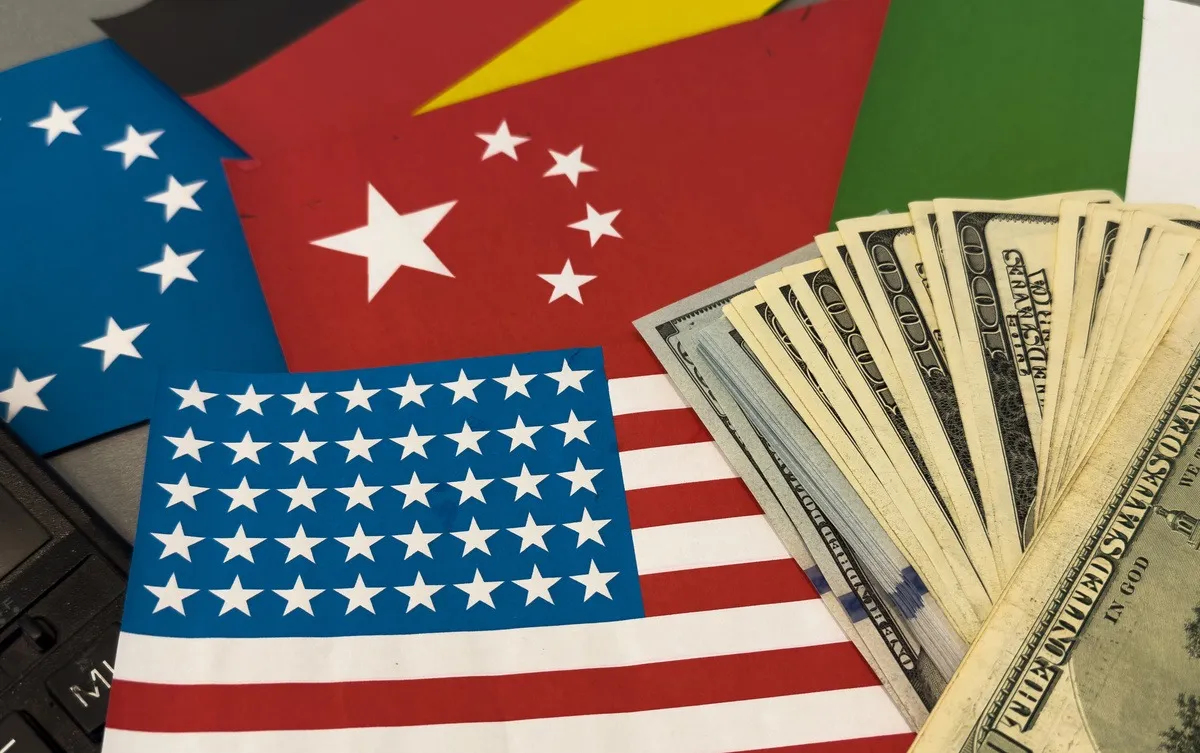 Les drapeux américain, chinois, européen et une liasse de dollars - Illustration La dette US, seule clé des marchés