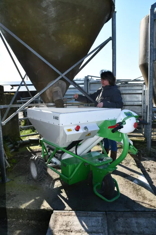 La hauteur réduite de l’outil s’adapte à la plupart des silos sans modification.