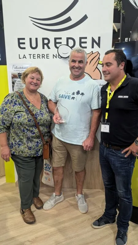 Les éleveurs, accompagné de Nicolas Tastard, au Space 2024 lors de la remise du prix de la meilleure MCA sur un mois : 11.70€ MCA (juin 2024)