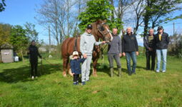 Des personnes avec un trait breton