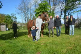 Des personnes avec un trait breton