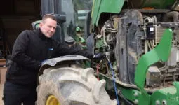 Un homme en train de réparer un tracteur