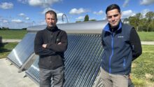 deux personnes devant une installation de solaire thermique