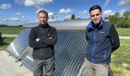 deux personnes devant une installation de solaire thermique